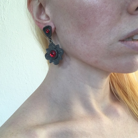 🥀 Gothic Red Stone Earrings - Picture 2 of 3
